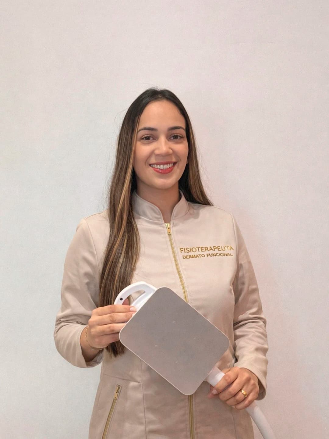 Letícia Hellen, fisioterapeuta dermatofuncional especialista em Criolipólise